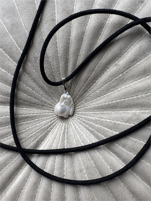 Кулон с барочной жемчужиной на шнурке 2394