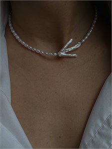 Колье из жемчуга с лапкой 2395