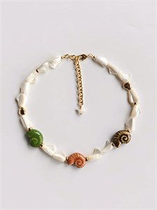 Колье из перламутра с керамическими ракушками 2402